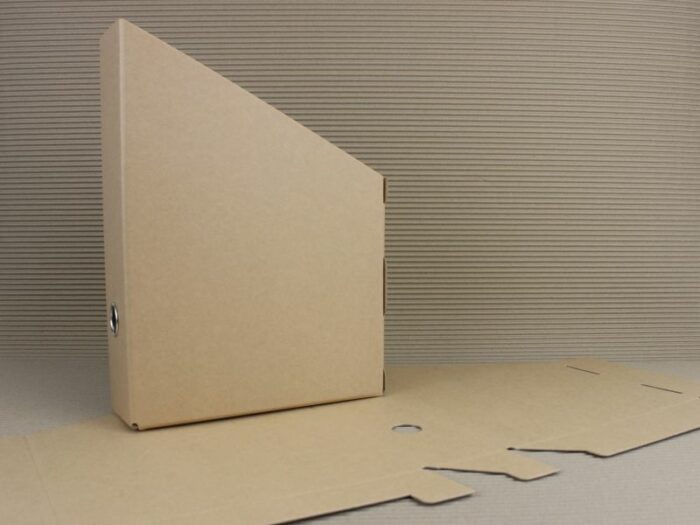 628 Stehsammler Format A4, Rücken 8 cm // Package Design // Karton-Optik